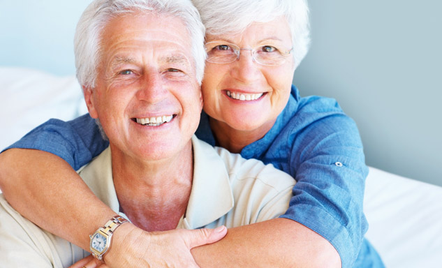 Casal de idosos sorrindo, representando a saúde na terceira idade em Sorocaba