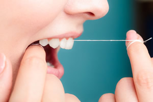 Função do fio dental: por que usar todos os dias e como fazer do jeito certo